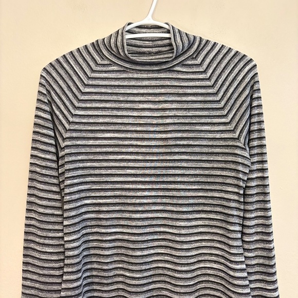 3/$10⚡️Laundry By Shelli Segal Black & Silver Bell Sleeve Turtleneck w Cutout - Picture 4 of 16